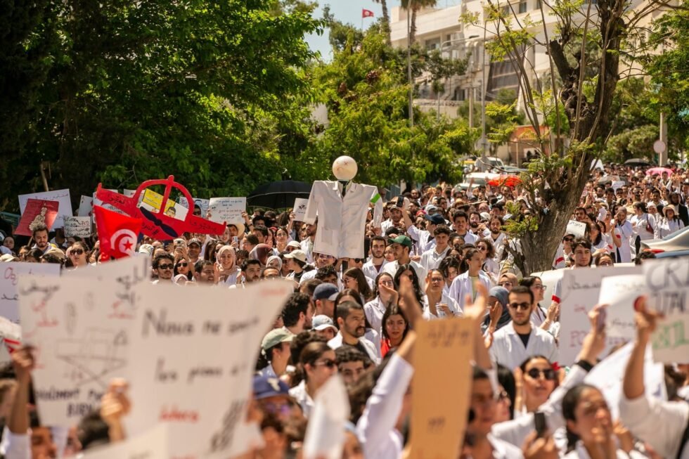 Tunisie : Les jeunes médecins gèlent leur mouvement après un accord avec la Santé